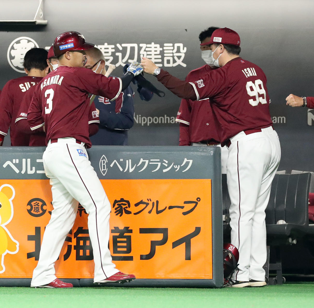 日本ハム対楽天　9回表楽天1死満塁、石井GM兼監督（右）は右前適時打を放った浅村を出迎える（撮影・佐藤翔太）