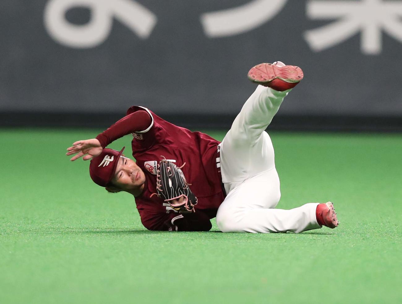 日本ハム対楽天　9回裏日本ハム無死、松本剛の打球を好捕する島内（撮影・黒川智章）