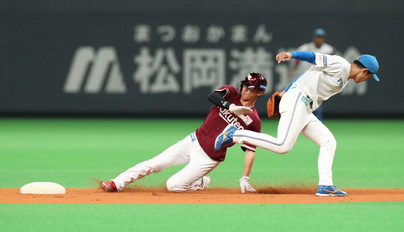 日本ハム対楽天　3回表楽天1死一塁、辰己は盗塁を決める（撮影・佐藤翔太）