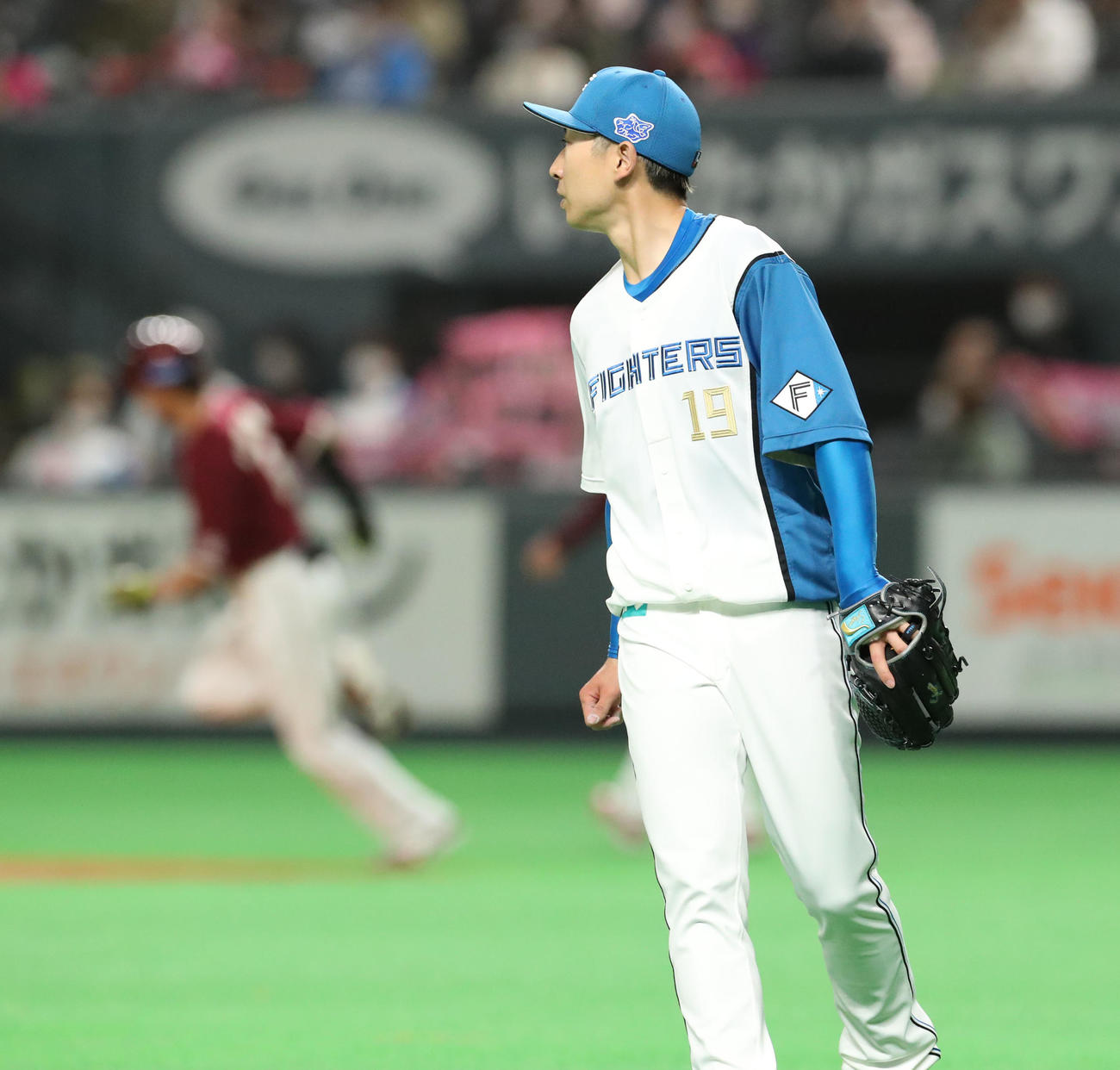日本ハム対楽天　3回表楽天2死二塁、西川（後方左）に先制となる適時三塁打を打たれる金子（撮影・佐藤翔太）