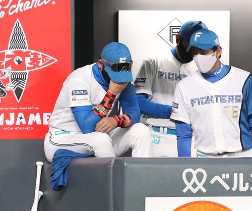 日本ハム対楽天　ベンチで顔を伏せる新庄監督（撮影・黒川智章）