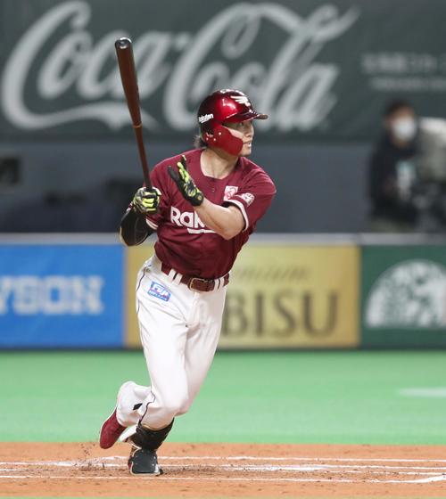 日本ハム対楽天　3回表楽天2死二塁、右中間に適時三塁打を放つ西川（撮影・黒川智章）