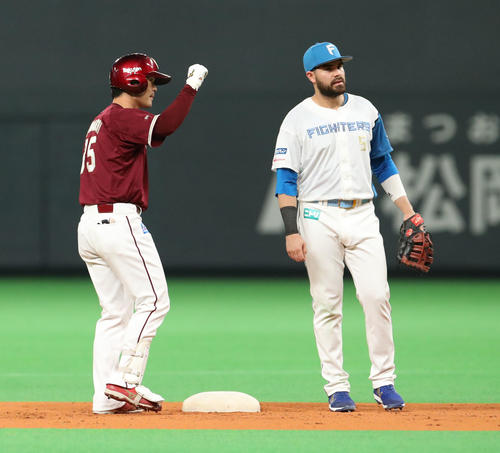 日本ハム対楽天　3回表楽天2死一、二塁、島内は適時二塁打を放ちガッツポーズをする（撮影・佐藤翔太）