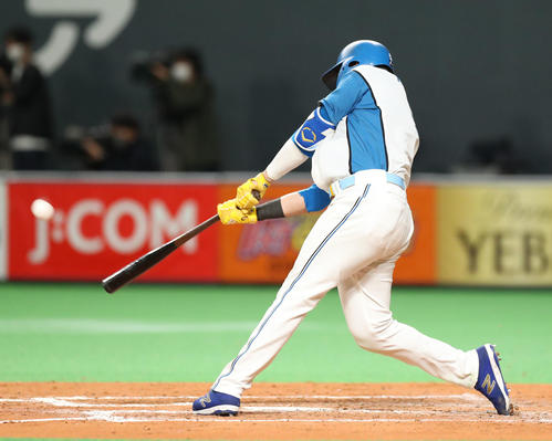 日本ハム対楽天　7回裏日本ハム1死、ヌニエスは左越え本塁打を放つ（撮影・佐藤翔太）