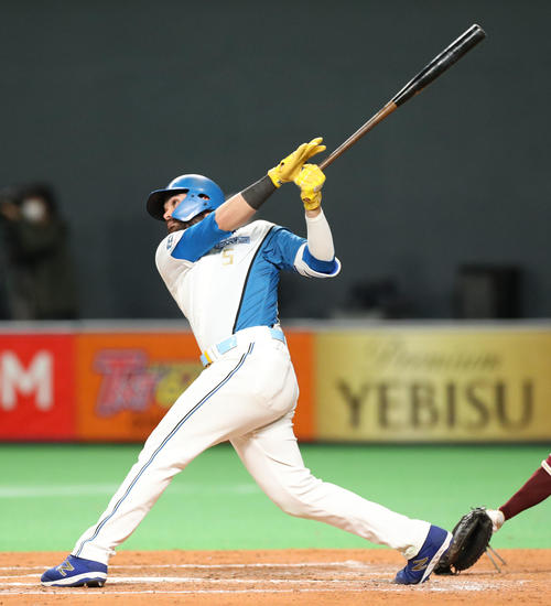 日本ハム対楽天　7回裏日本ハム1死、ヌニエスは左越え本塁打を放つ（撮影・佐藤翔太）