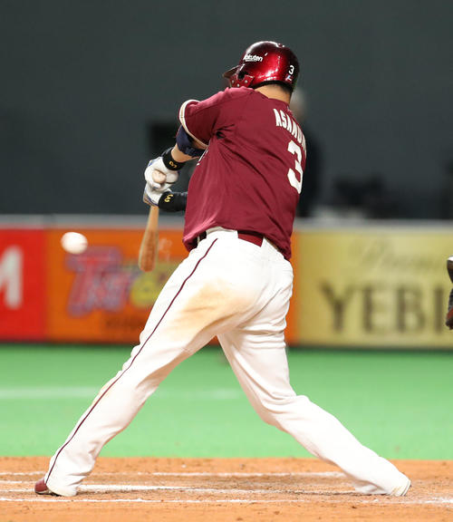 日本ハム対楽天　9回表楽天1死満塁、浅村は右前適時打を放つ（撮影・佐藤翔太）