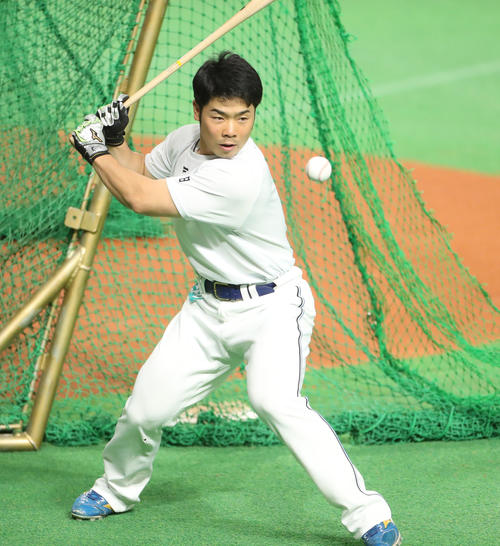 日本ハム対楽天　試合前、ノッカーを務める日本ハム近藤（撮影・佐藤翔太）