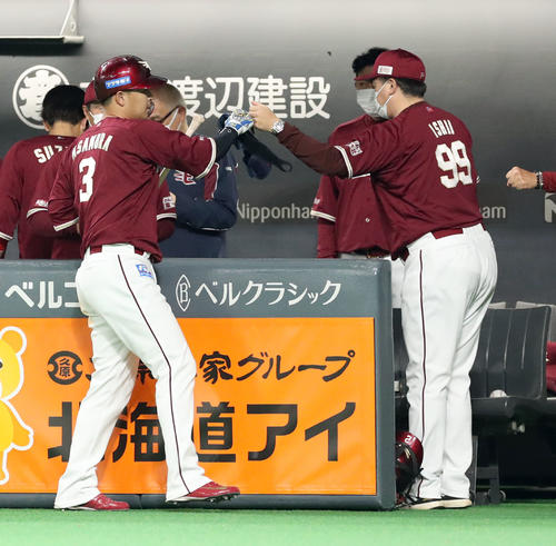 日本ハム対楽天　9回表楽天1死満塁、石井GM兼監督（右）は右前適時打を放った浅村を出迎える（撮影・佐藤翔太）