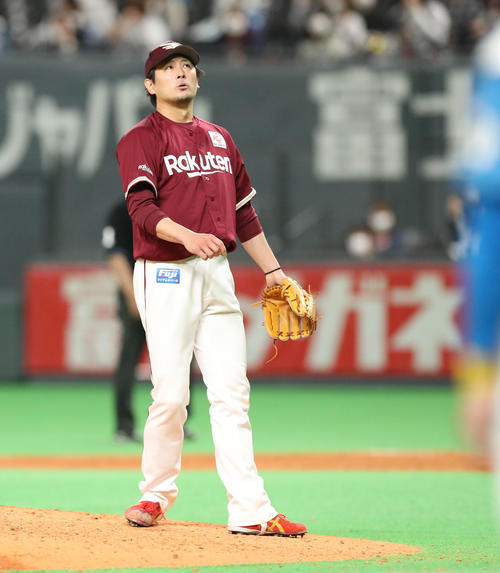 日本ハム対楽天　9回裏日本ハム2死二塁、ヌニエスを三振にとり完投勝利を挙げる涌井（撮影・佐藤翔太）
