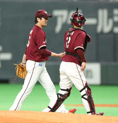 日本ハム対楽天　試合終了後、楽天涌井（左）は太田と笑顔で引き揚げる（撮影・佐藤翔太）