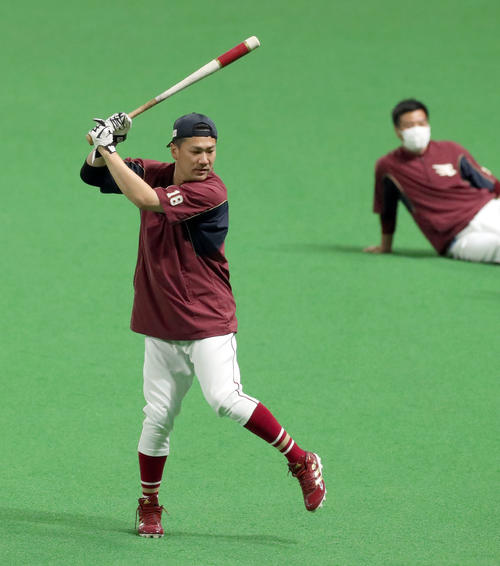 日本ハム対楽天　試合前、笑顔でスイングをする楽天田中将（撮影・佐藤翔太）
