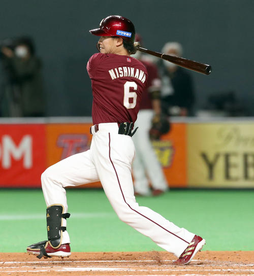 日本ハム対楽天　3回表楽天2死二塁、西川は先制となる適時三塁打を放つ（撮影・佐藤翔太）