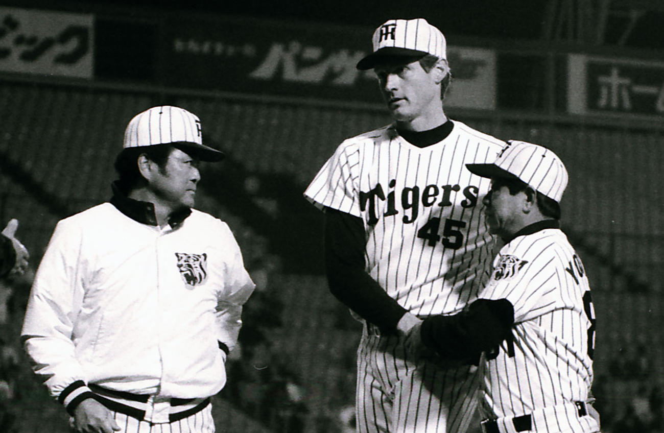 85年、完投勝利を挙げたゲイル（中央）を吉田監督（右）とともに出迎える米田コーチ