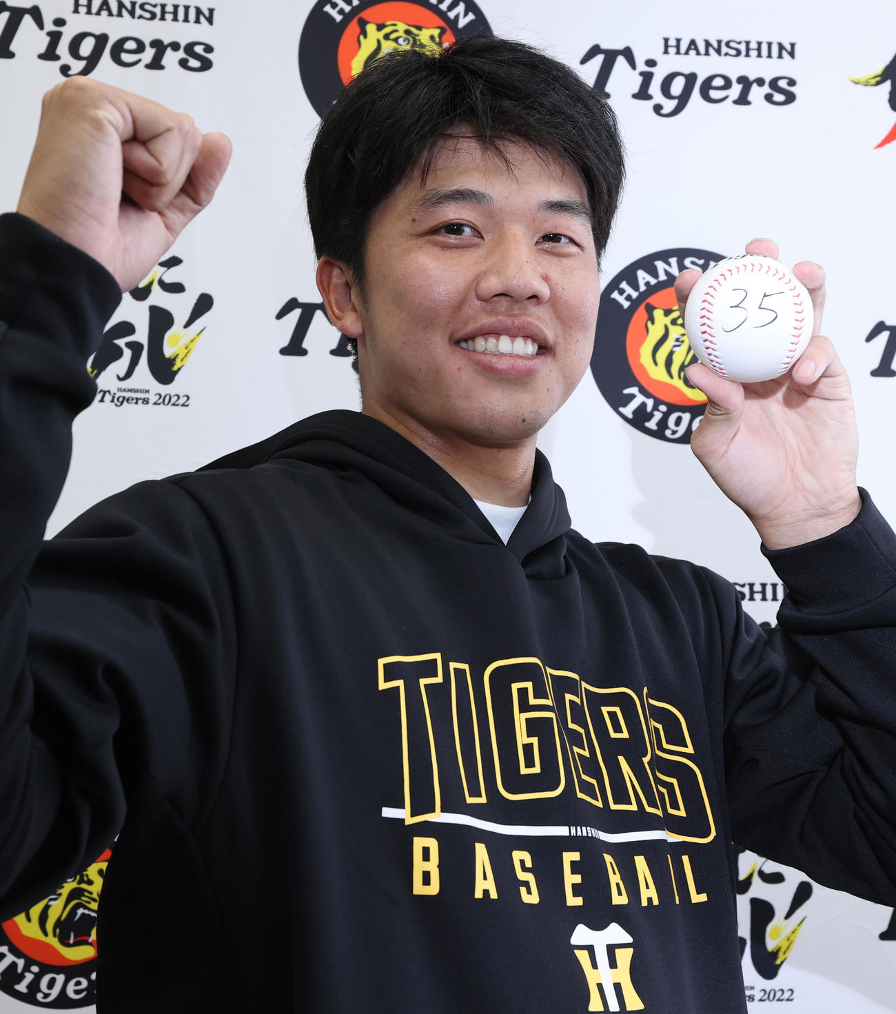阪神才木は支配下登録され背番号「35」のボールを手に笑顔を見せる（撮影・上山淳一）