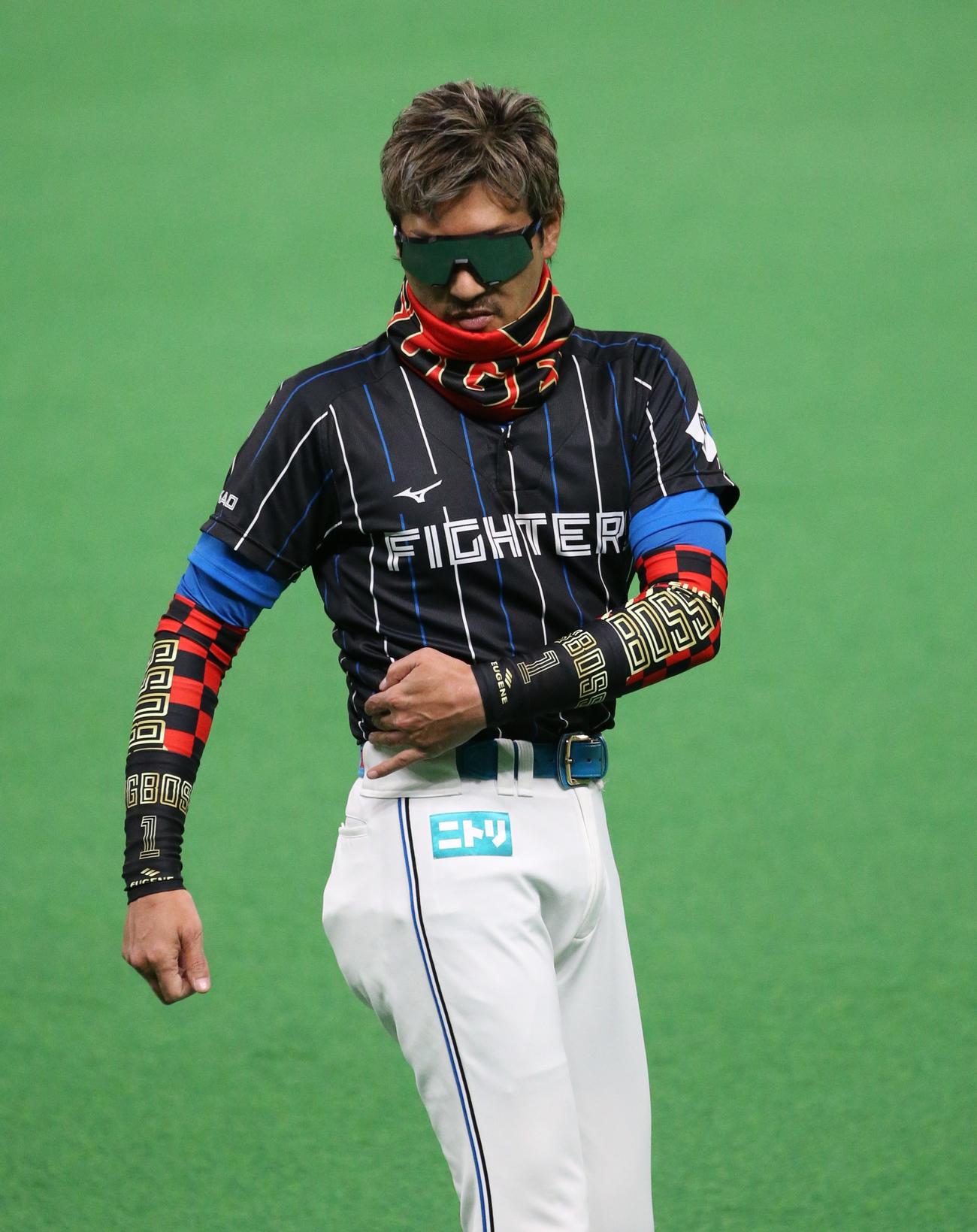 日本ハム対楽天　試合前練習、右脇腹を押さえ近藤が負傷したことを告げる新庄監督（撮影・黒川智章）