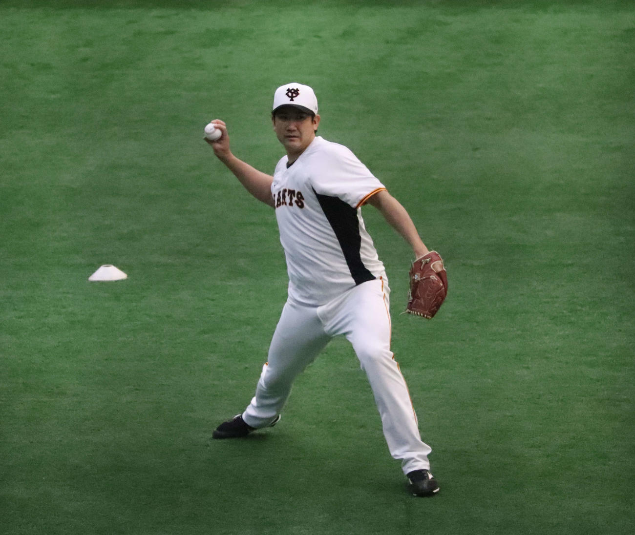 右肘の違和感でファーム調整中の巨人菅野はジャイアンツ球場の室内練習場でキャッチボールを行った（撮影・小早川宗一郎）