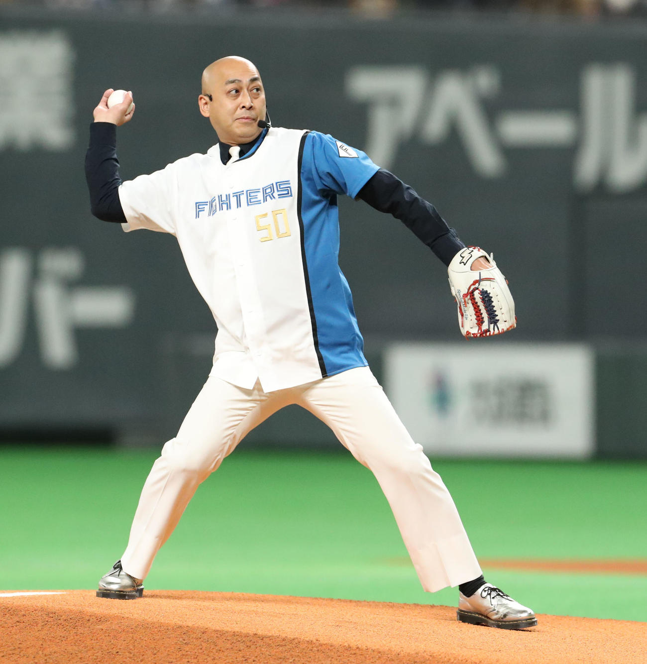 日本ハム対楽天　試合前、始球式を務める錦鯉の長谷川（撮影・佐藤翔太）