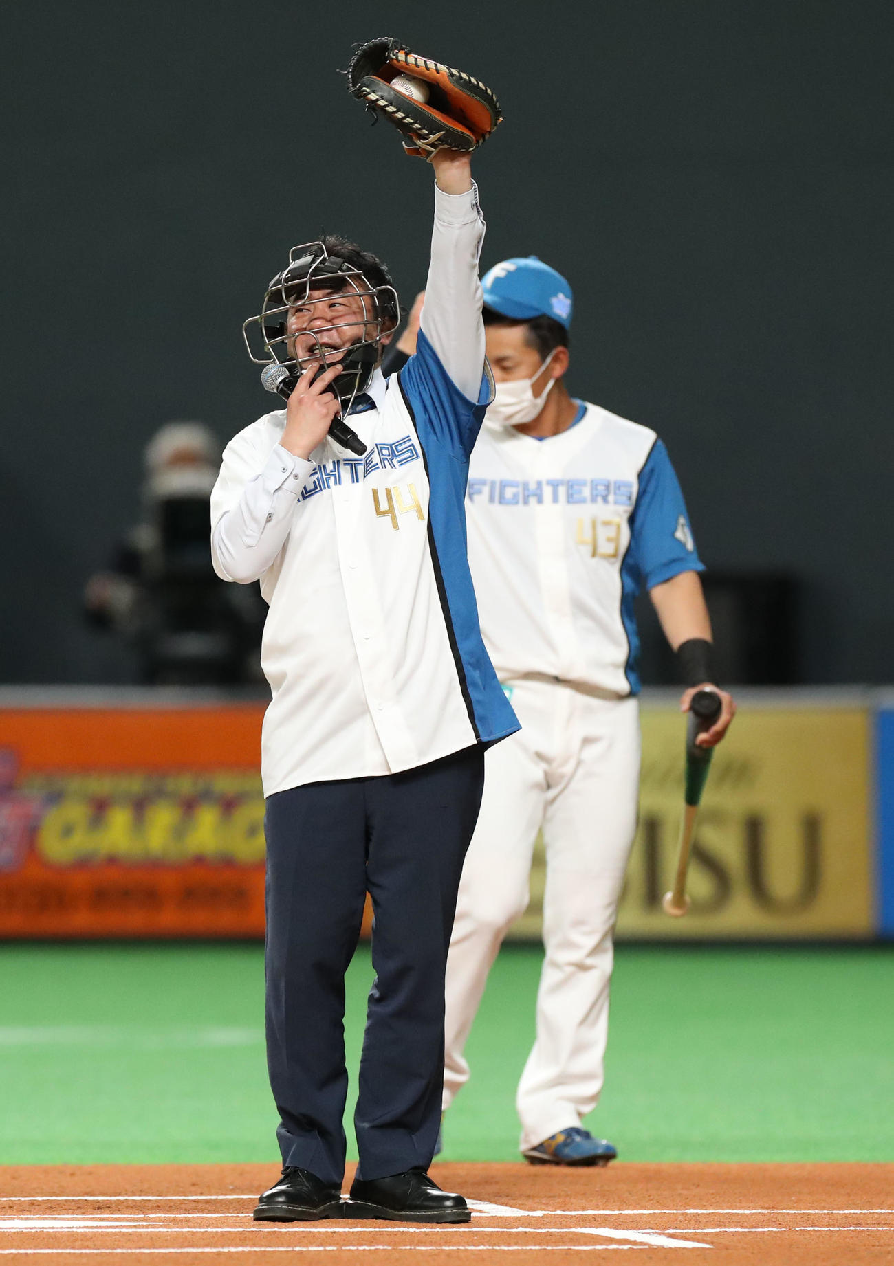 日本ハム対楽天　試合前、始球式を務める錦鯉の渡辺（撮影・佐藤翔太）