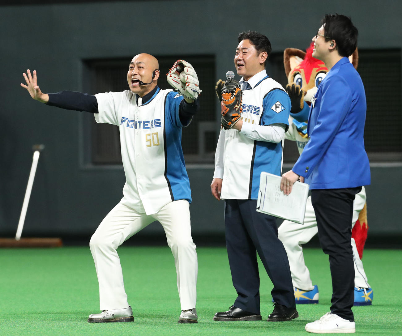 日本ハム対楽天　試合前、始球式を務める錦鯉の長谷川（左）と渡辺（撮影・佐藤翔太）