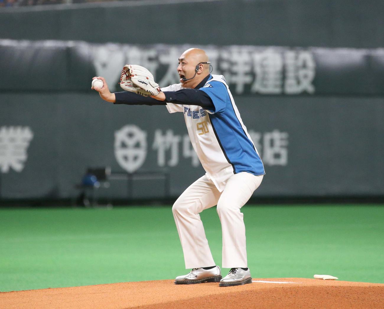 日本ハム対楽天　ファーストピッチセレモニーで「こんにちは～」投法を披露する錦鯉の長谷川（撮影・黒川智章）