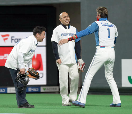 日本ハム こんにちは 錦鯉がファーストピッチ 長谷川雅紀 同い年新庄監督と共演実現 プロ野球写真ニュース 日刊スポーツ