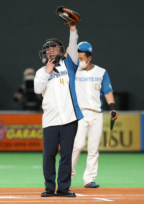 日本ハム】「こんにちは～」錦鯉がファーストピッチ 長谷川雅紀 
