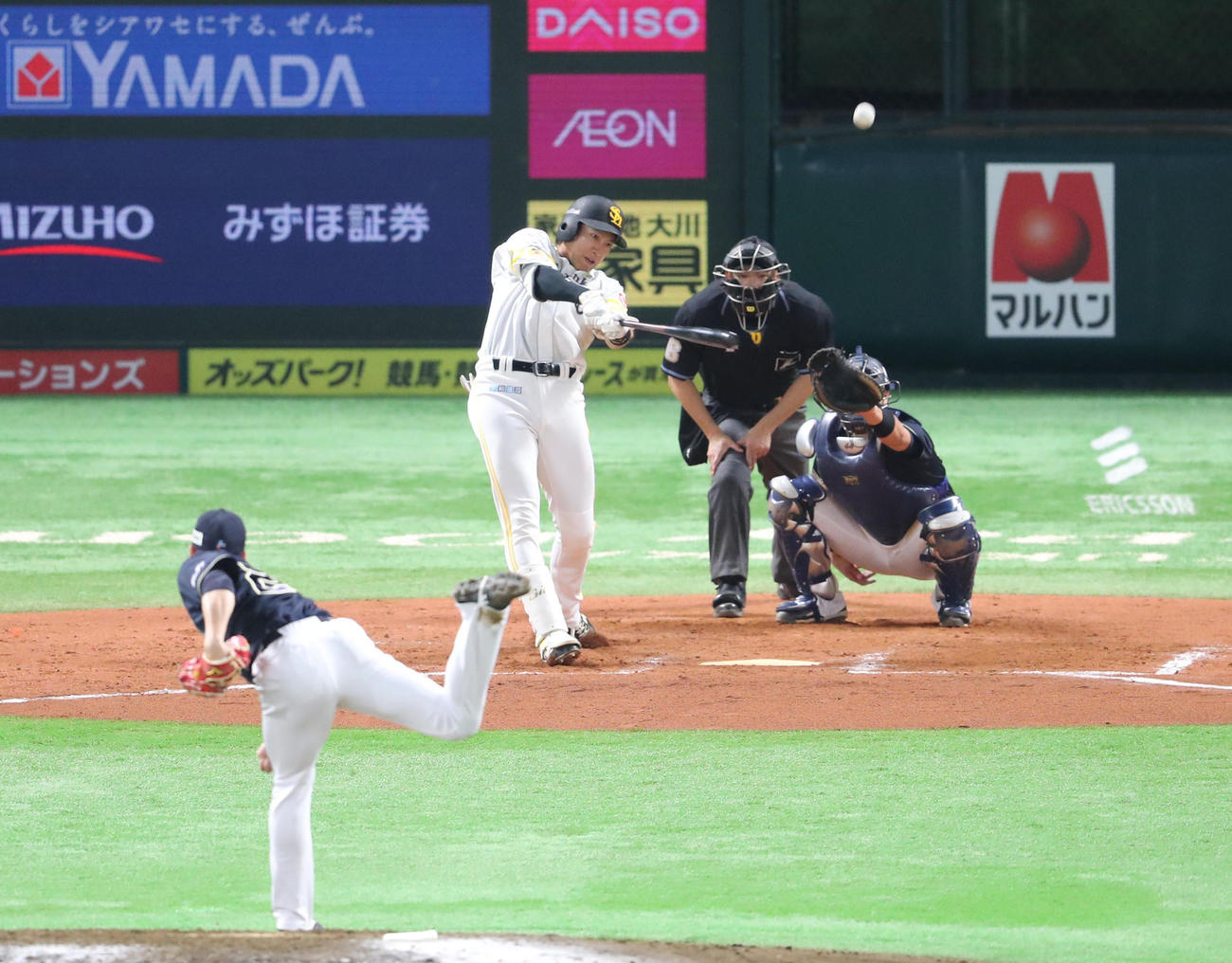 ソフトバンク対オリックス　7回裏ソフトバンク2死、柳田悠岐は左越えに勝ち越し本塁打を放つ（撮影・梅根麻紀）