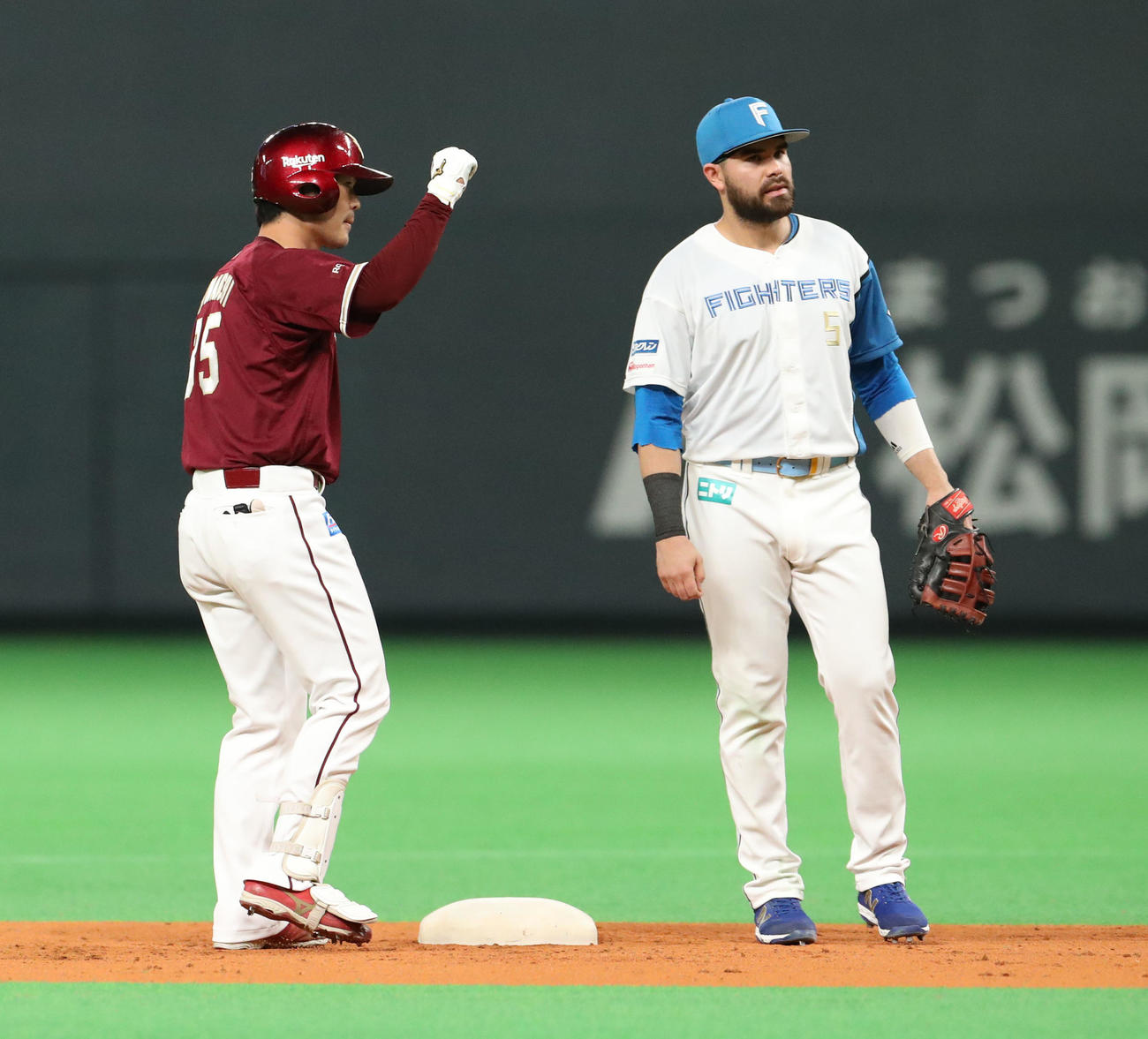 日本ハム対楽天　3回表楽天2死一、二塁、島内は適時二塁打を放ちガッツポーズをする（撮影・佐藤翔太）