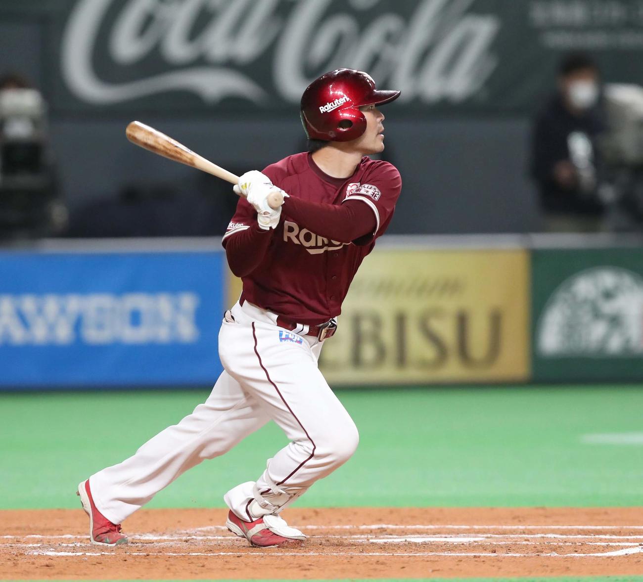 日本ハム対楽天　3回表楽天2死一、二塁、左越え2点適時二塁打を放つ島内（撮影・黒川智章）