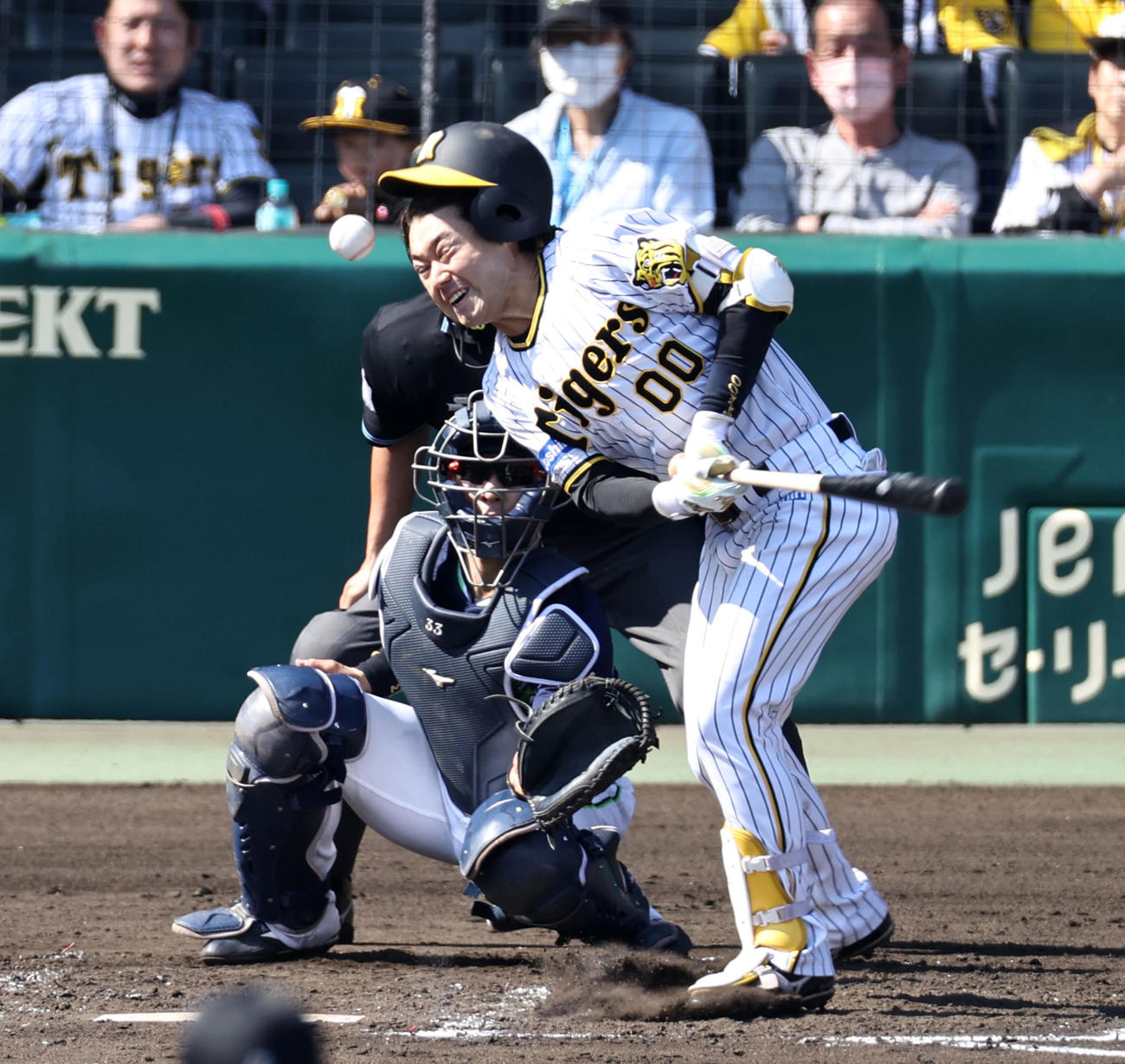 阪神対ヤクルト　3回裏阪神無死一塁、打球が顔面当たる山本（撮影・加藤哉）