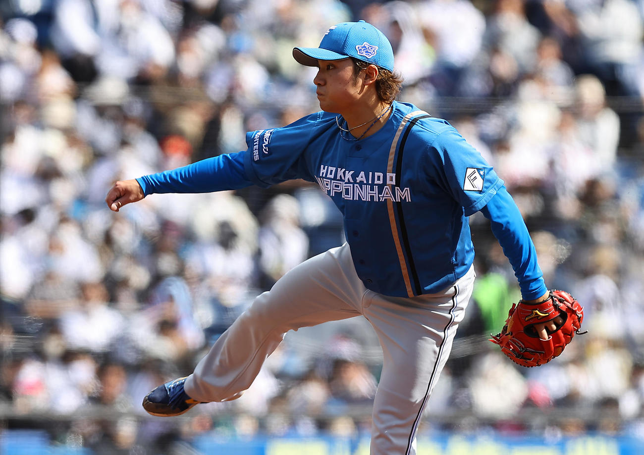 ロッテ対日本ハム　力投する日本ハム先発の伊藤（2022年4月16日撮影）