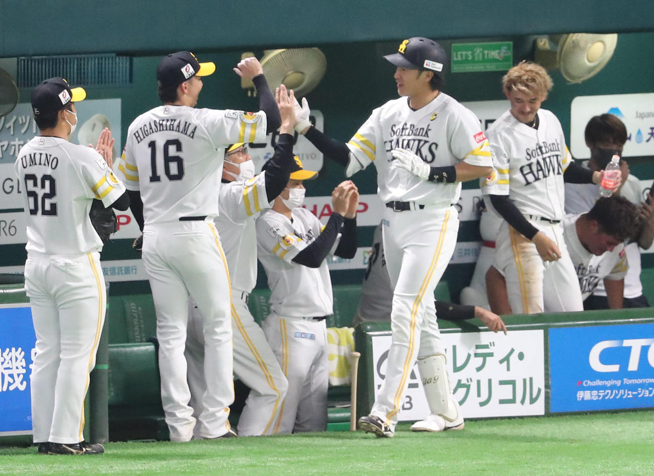 ソフトバンク対オリックス　7回裏ソフトバンク2死、柳田悠岐は左越えに勝ち越し本塁打を放ち東浜巨とハイタッチ（撮影・梅根麻紀）