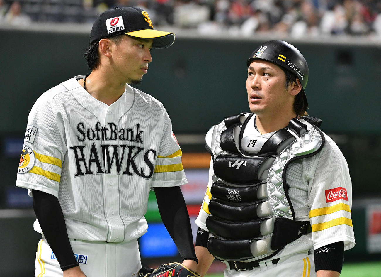 ソフトバンク対オリックス　6回表開始前、ベンチ前で話し合う東浜（左）と甲斐（撮影・岩下翔太）