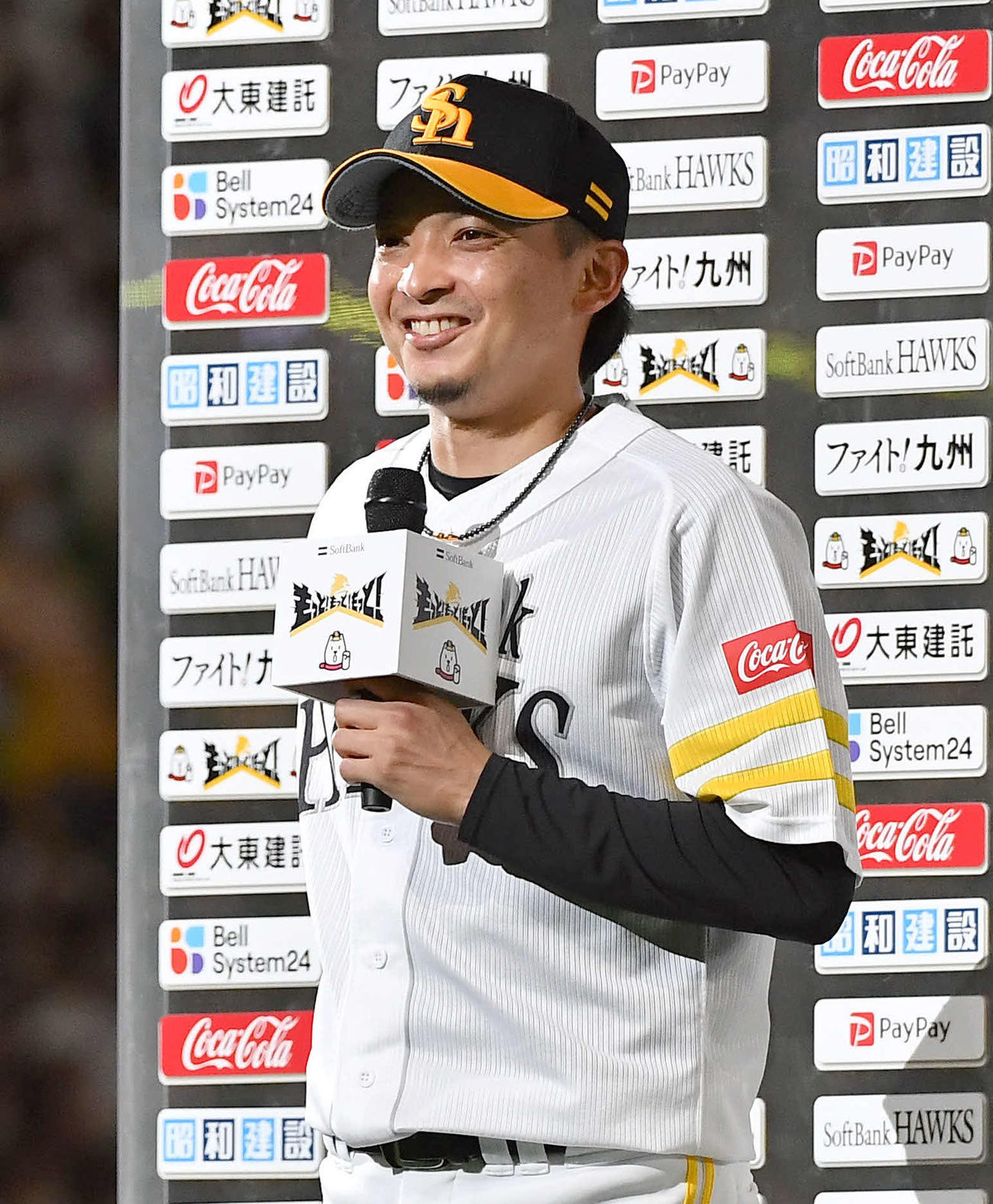ソフトバンク対オリックス　笑顔でヒーローインタビューに答える東浜（撮影・岩下翔太）