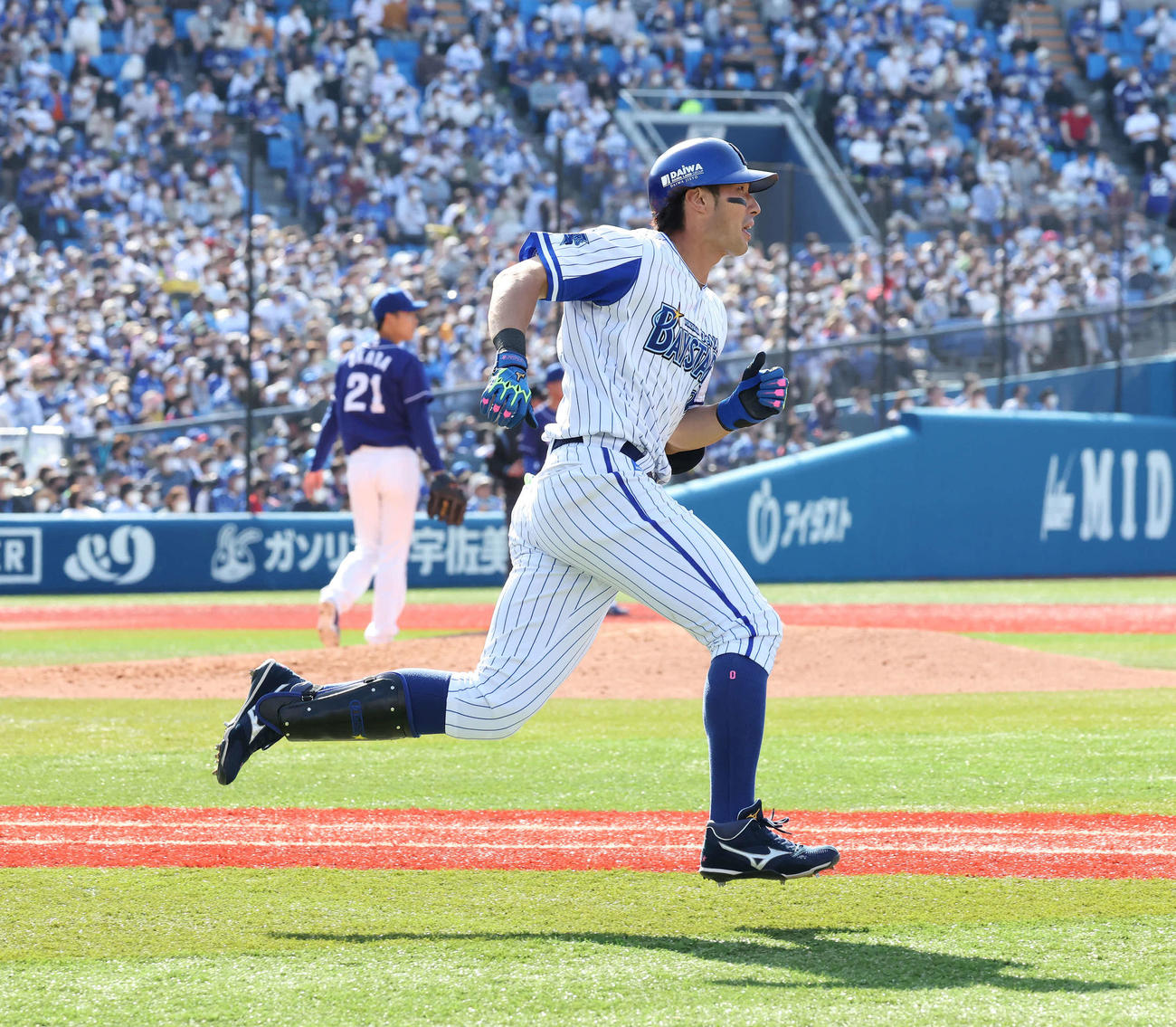 DeNA対中日　5回裏DeNA無死、大田は岡田（後方）から右越え二塁打を放って一塁へ向かう（撮影・丹羽敏通）