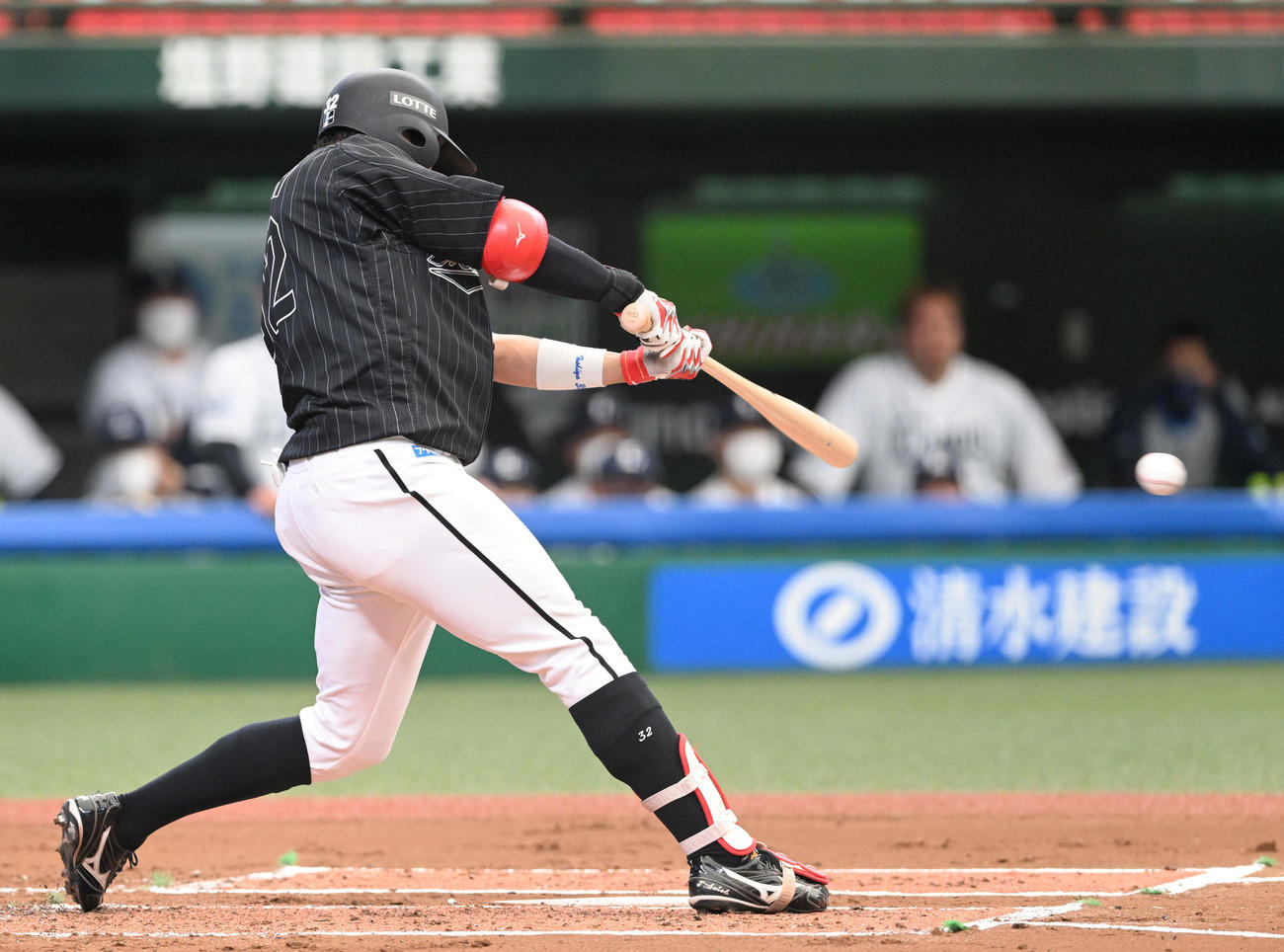 西武対ロッテ　1回表ロッテ1死二、三塁、佐藤都は先制の2点適時打を放つ（撮影・滝沢徹郎）