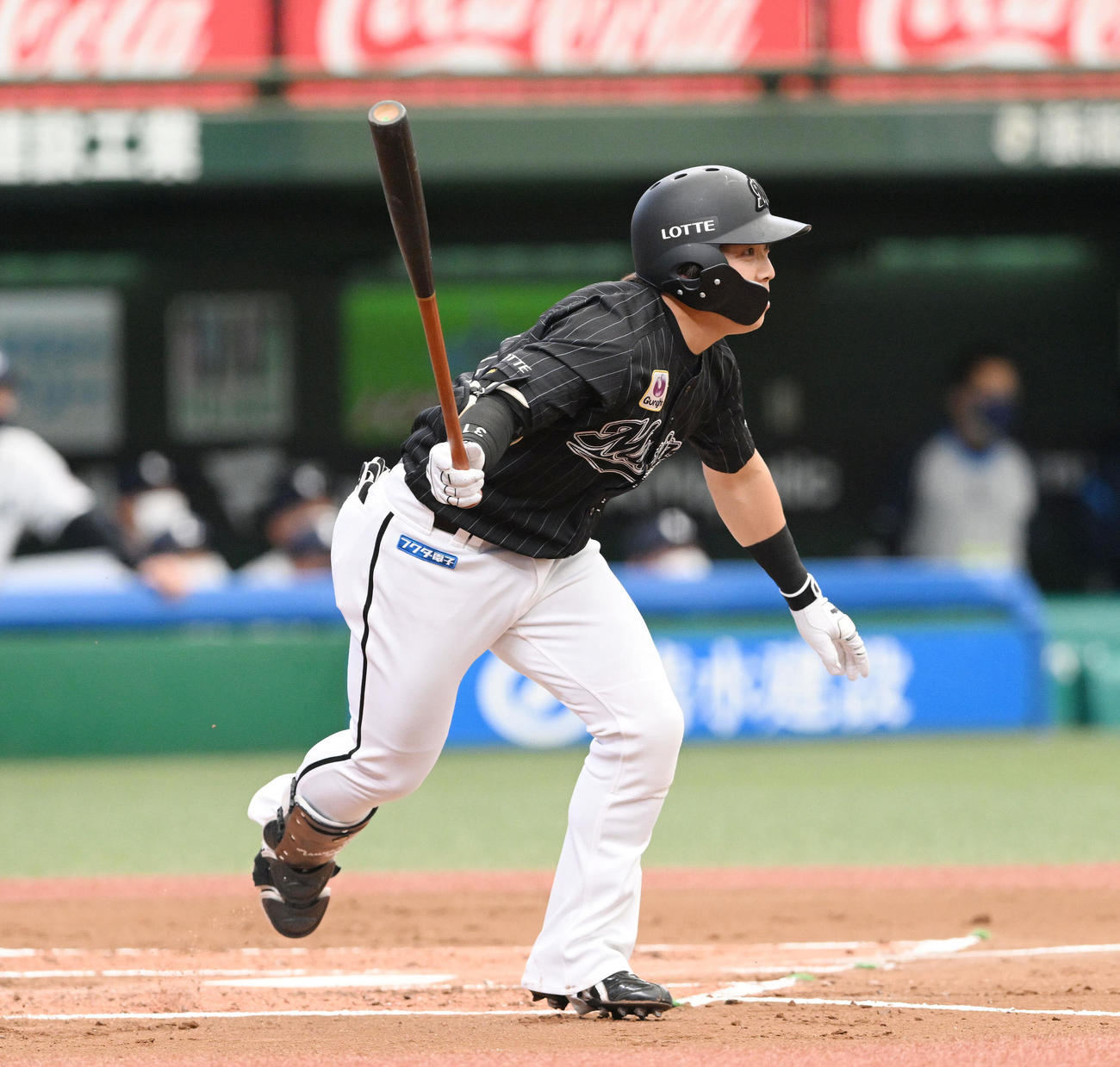 西武対ロッテ　1回表ロッテ1死一、二塁、菅野は中前適時打を放つ（撮影・滝沢徹郎）