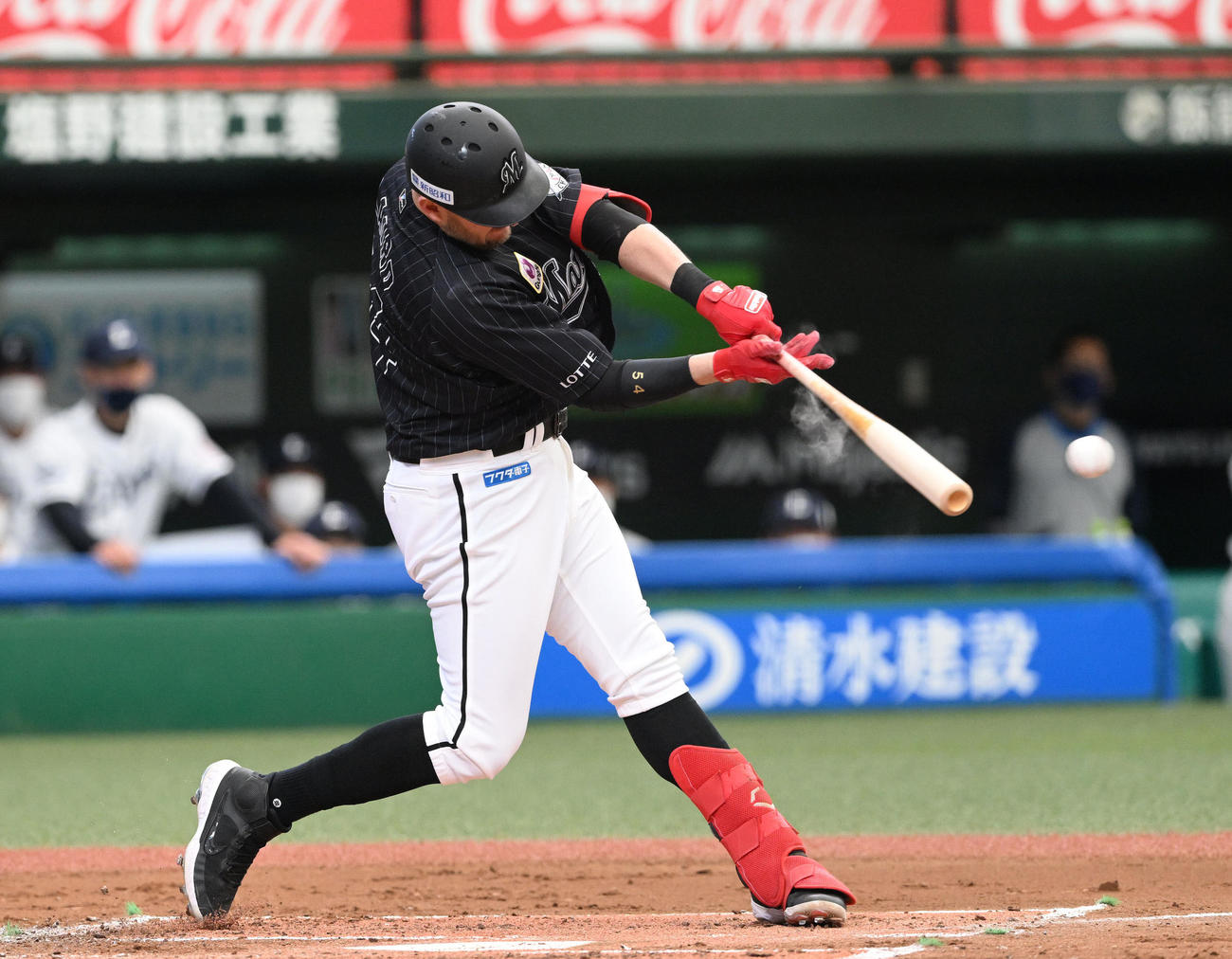 西武対ロッテ　1回表ロッテ1死一、三塁、レアードは左前適時打を放つ（撮影・滝沢徹郎）