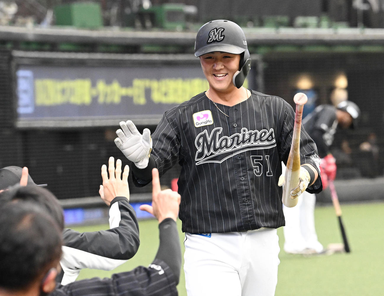 西武対ロッテ　1回表ロッテ1死一、三塁、レアードの左前適時打から生還した三走山口はナインとタッチを交わす（撮影・滝沢徹郎）