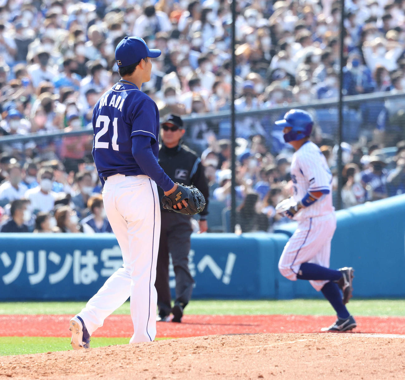 DeNA対中日　4回裏DeNA無死一塁、嶺井（後方）に先制の2点本塁打を打たれた先発岡田（撮影・丹羽敏通）