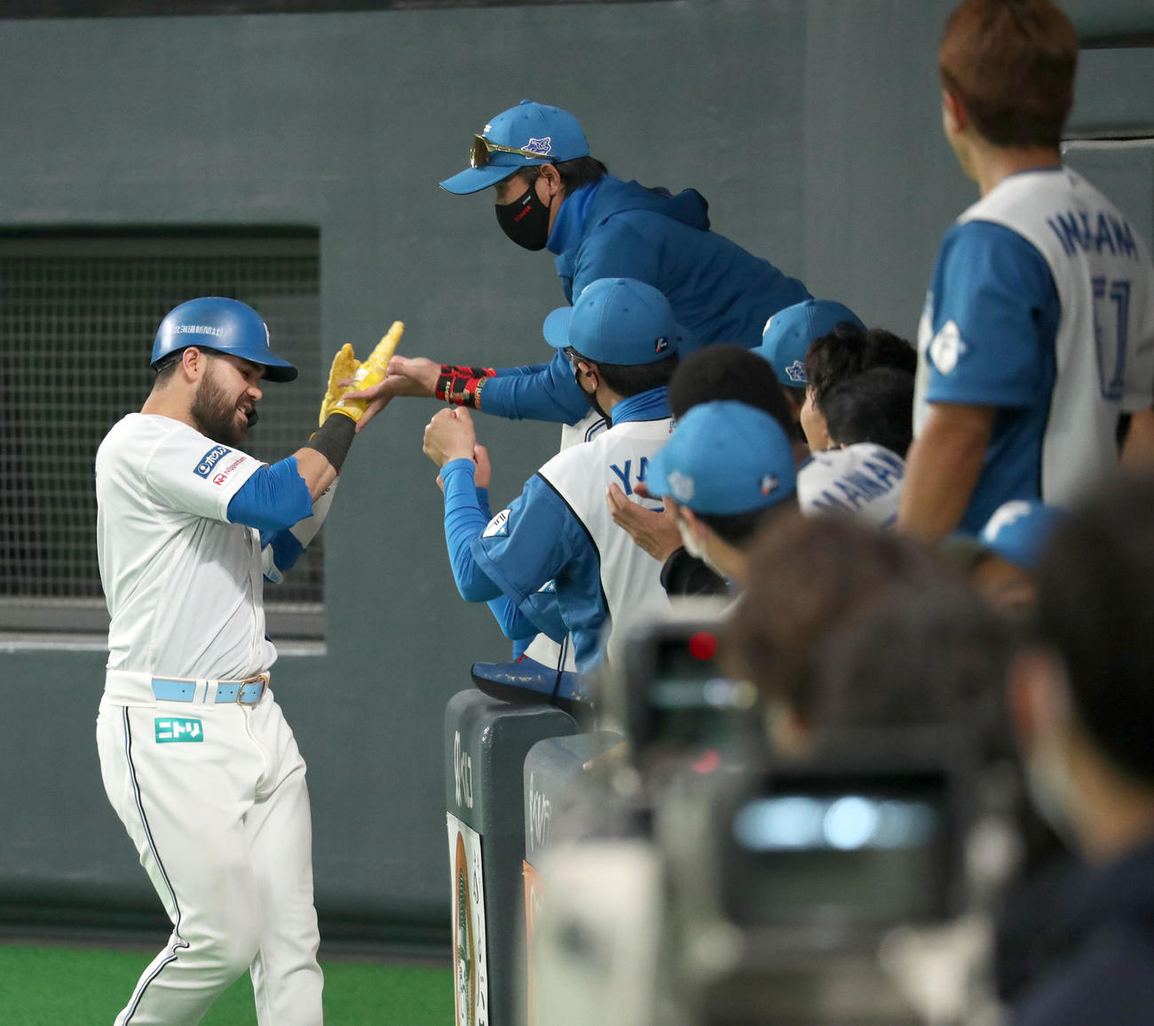 日本ハム対楽天　7回裏日本ハム1死、ヌニエス（左）は左越え本塁打を放ち新庄監督に出迎えられる（撮影・佐藤翔太）