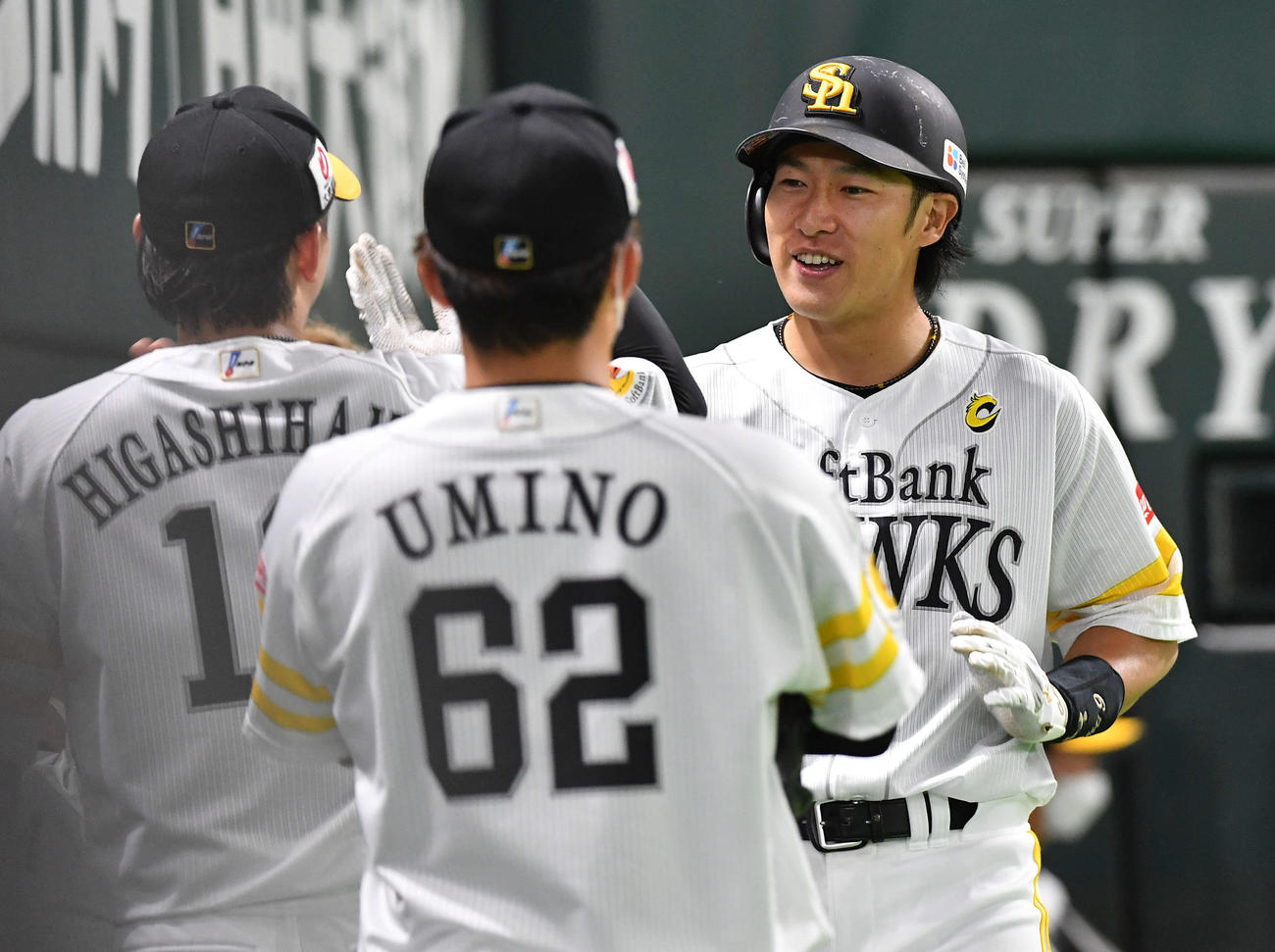 ソフトバンク対オリックス　7回裏ソフトバンク2死、勝ち越しの左越え本塁打を放ち、東浜巨（左）らナインと笑顔でタッチを交わす柳田悠岐、手前は海野隆司（撮影・岩下翔太）