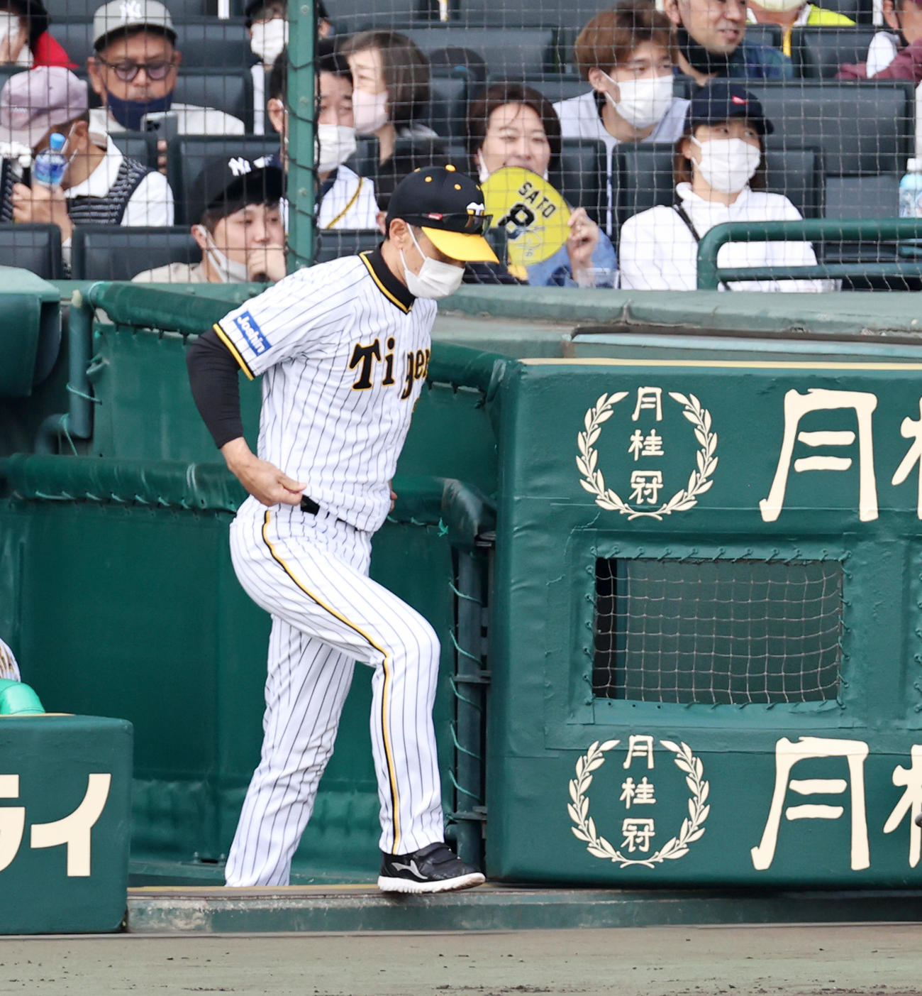 阪神対ヤクルト　6回裏を終え選手交代を告げにベンチを出る矢野監督（撮影・加藤哉）