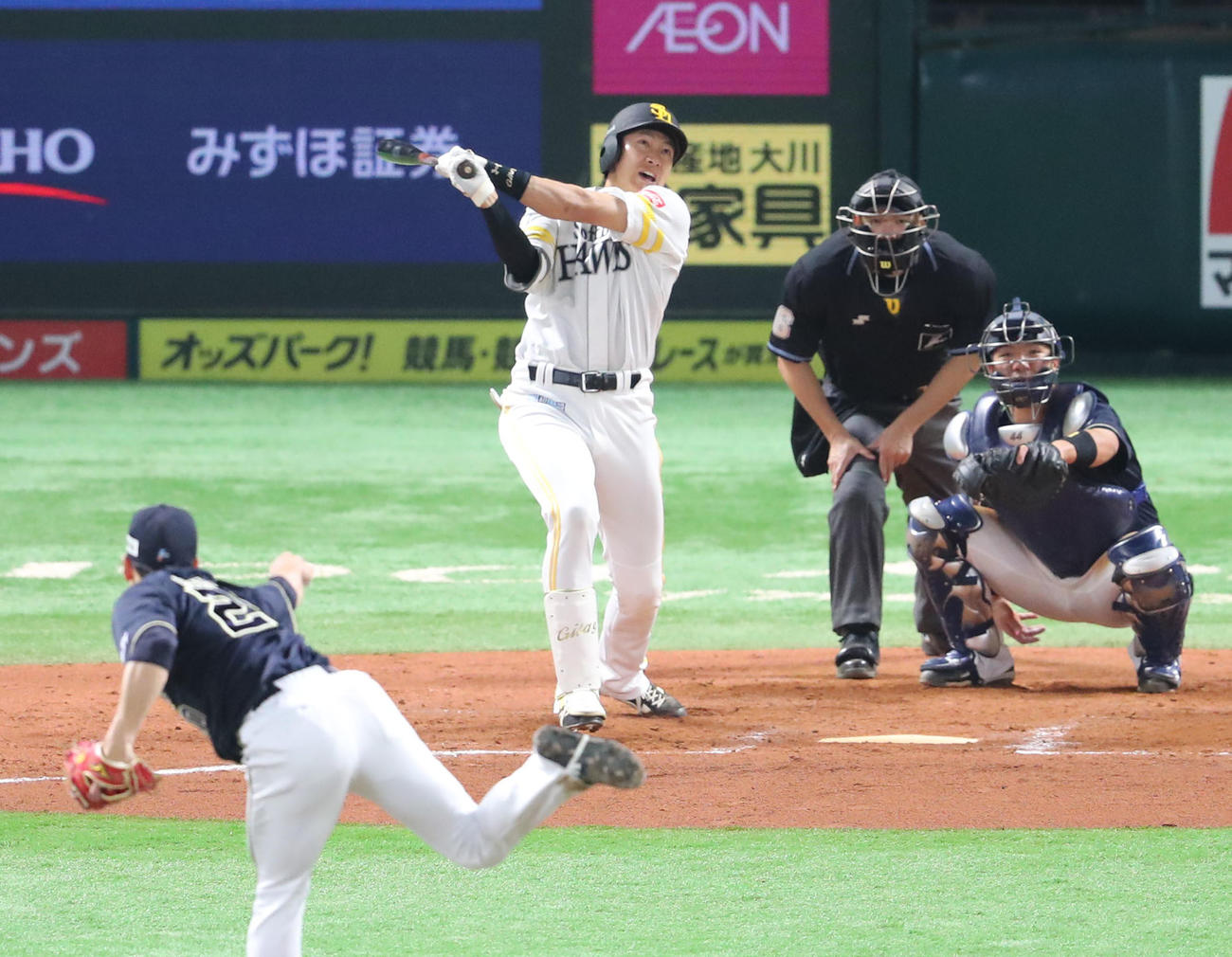 ソフトバンク対オリックス　7回裏ソフトバンク2死、柳田悠岐は左越えに勝ち越し本塁打を放つ（撮影・梅根麻紀）