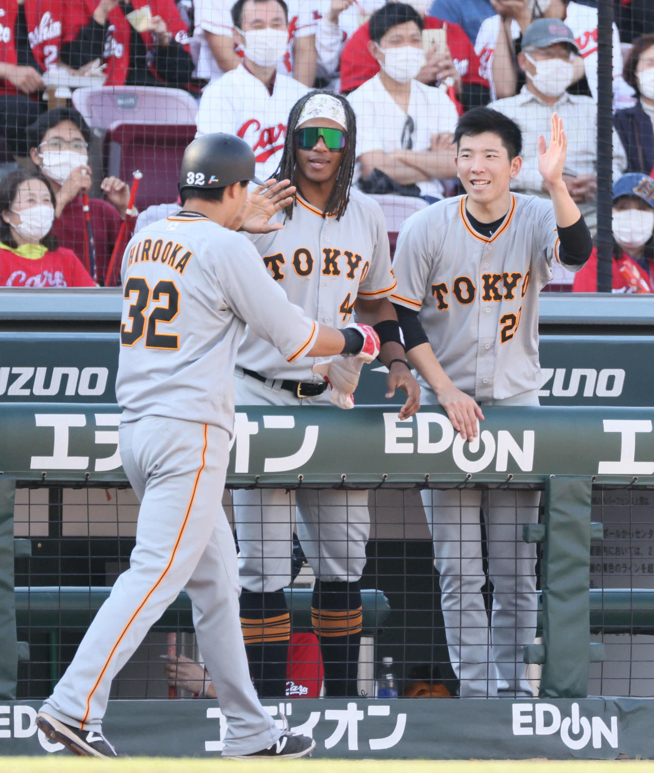 広島対巨人　7回表巨人1死三塁、代打の中島の勝ち越し左適時打で生還した広岡を迎える戸郷（右）（撮影・加藤孝規）
