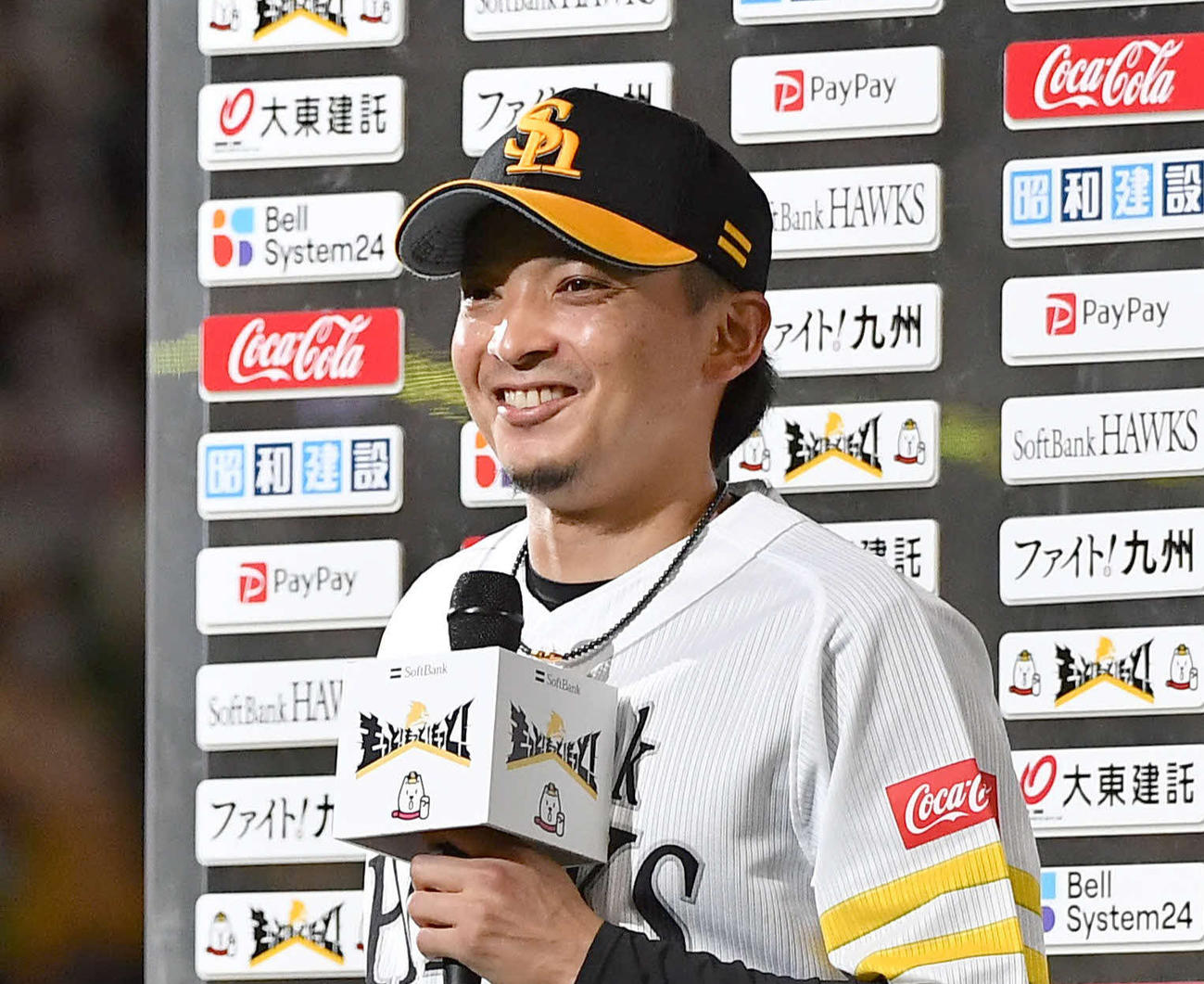 ソフトバンク対オリックス　笑顔でヒーローインタビューに答える東浜（撮影・岩下翔太）
