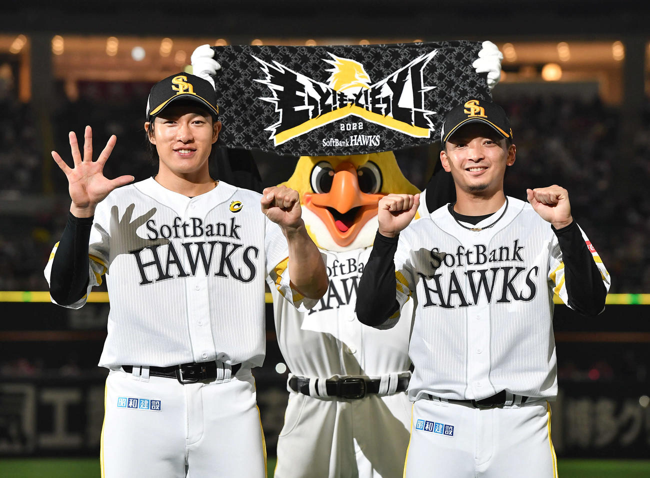 ソフトバンク対オリックス　2リーグ制導入後パ・リーグ最速となる通算5000勝を達成し、5000ポーズで笑顔を見せる柳田（左）と東浜（撮影・岩下翔太）