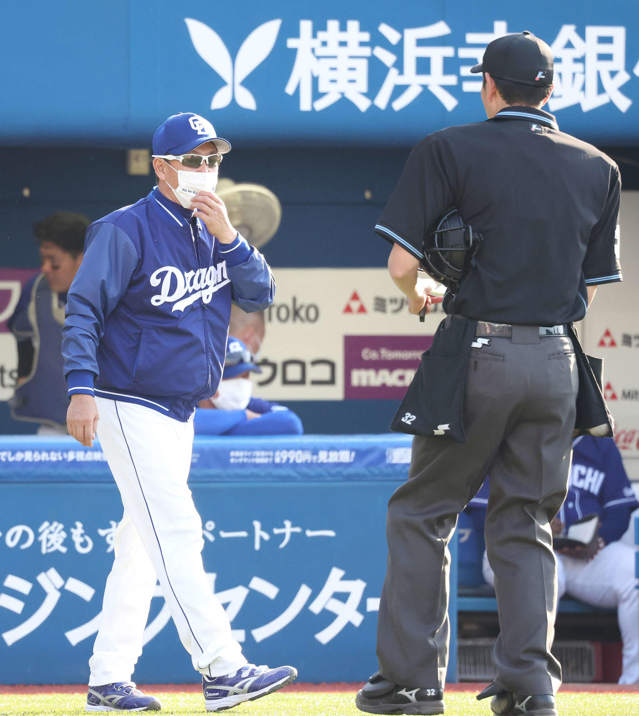 DeNA対中日　8回、選手の交代を告げる立浪監督（撮影・丹羽敏通）