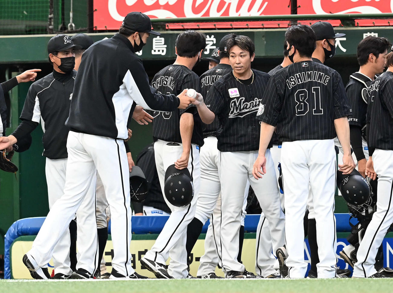 西武対ロッテ　西武に勝利し、今季初勝利を挙げた河村（左）にボールを渡すロッテ益田（撮影・たえ見朱実）
