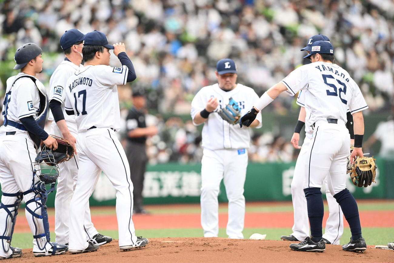 西武対ロッテ　1回表、ピンチに西武先発の松本（左から3人目）のもとに集まるナイン（撮影・滝沢徹郎）